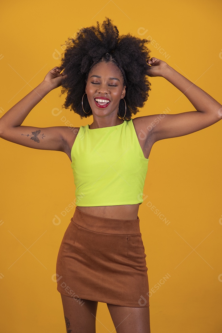 Linda mulher jovem negra cabelo afro cacheado pousando para fotografias