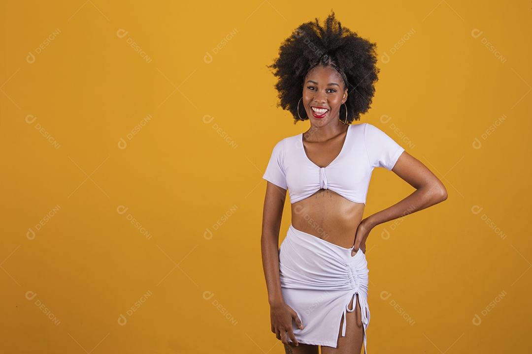 Linda mulher jovem negra cabelo afro cacheado pousando para fotografias