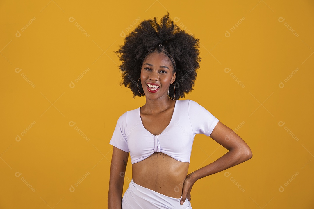 Linda mulher jovem negra cabelo afro cacheado pousando para fotografias