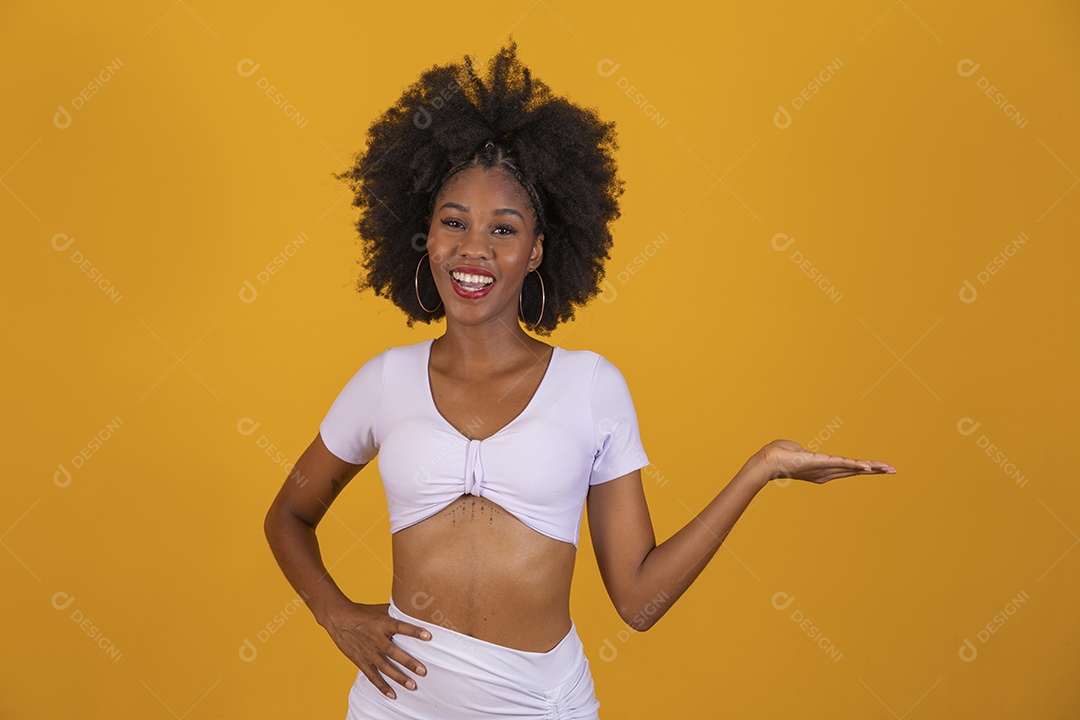 Linda mulher jovem negra cabelo afro cacheado pousando para fotografias