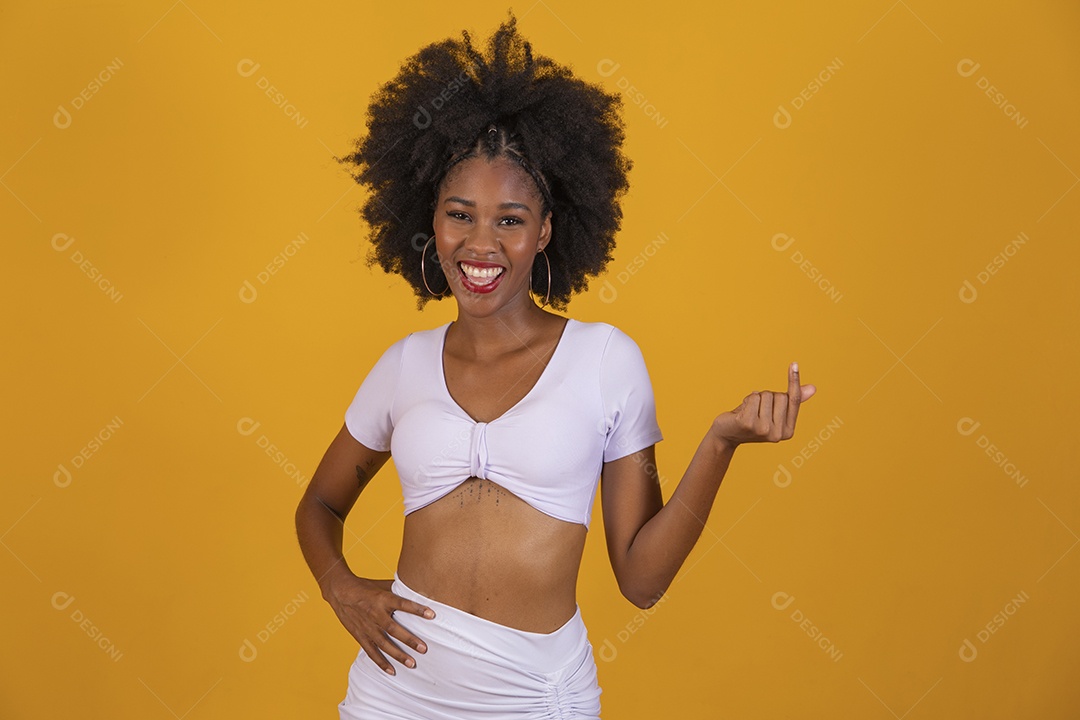 Linda mulher jovem negra cabelo afro cacheado pousando para fotografias