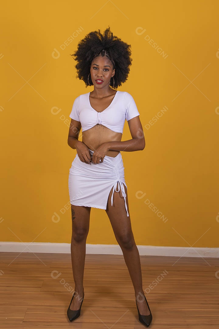 Linda mulher jovem negra cabelo afro cacheado pousando para fotografias