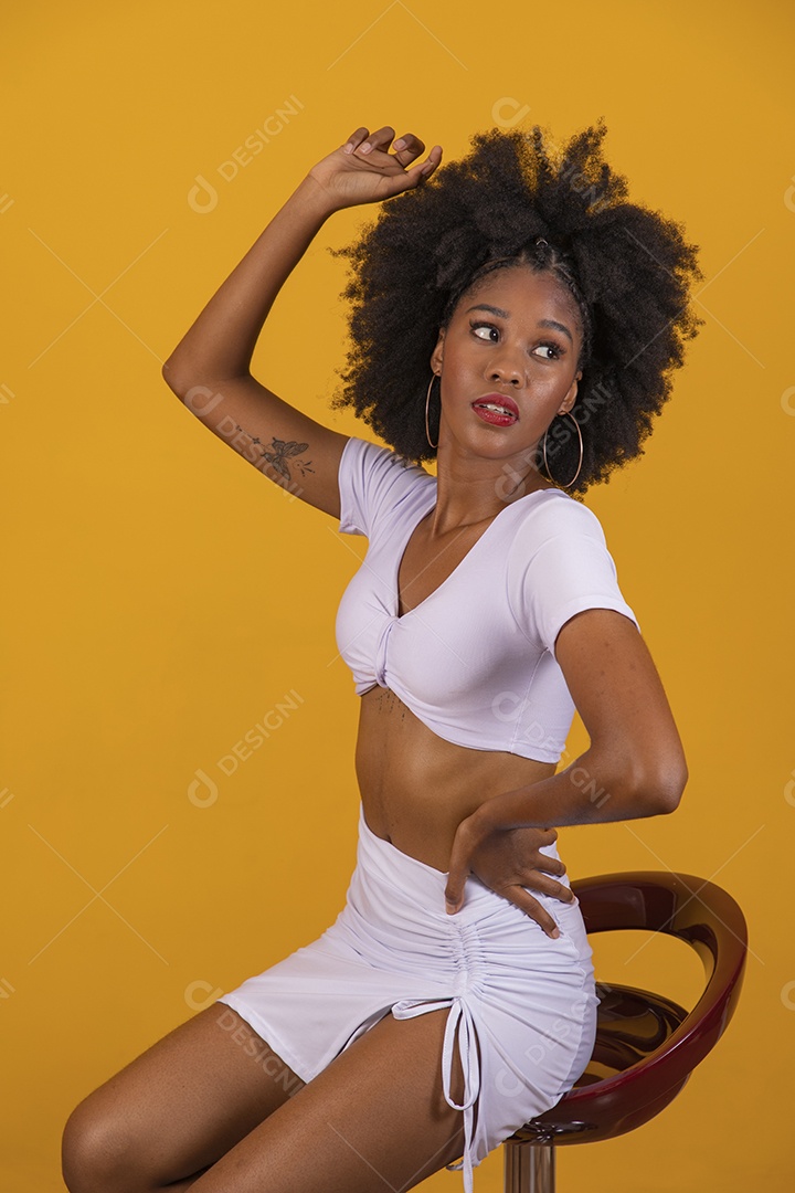Linda mulher jovem negra cabelo afro cacheado pousando para fotografias