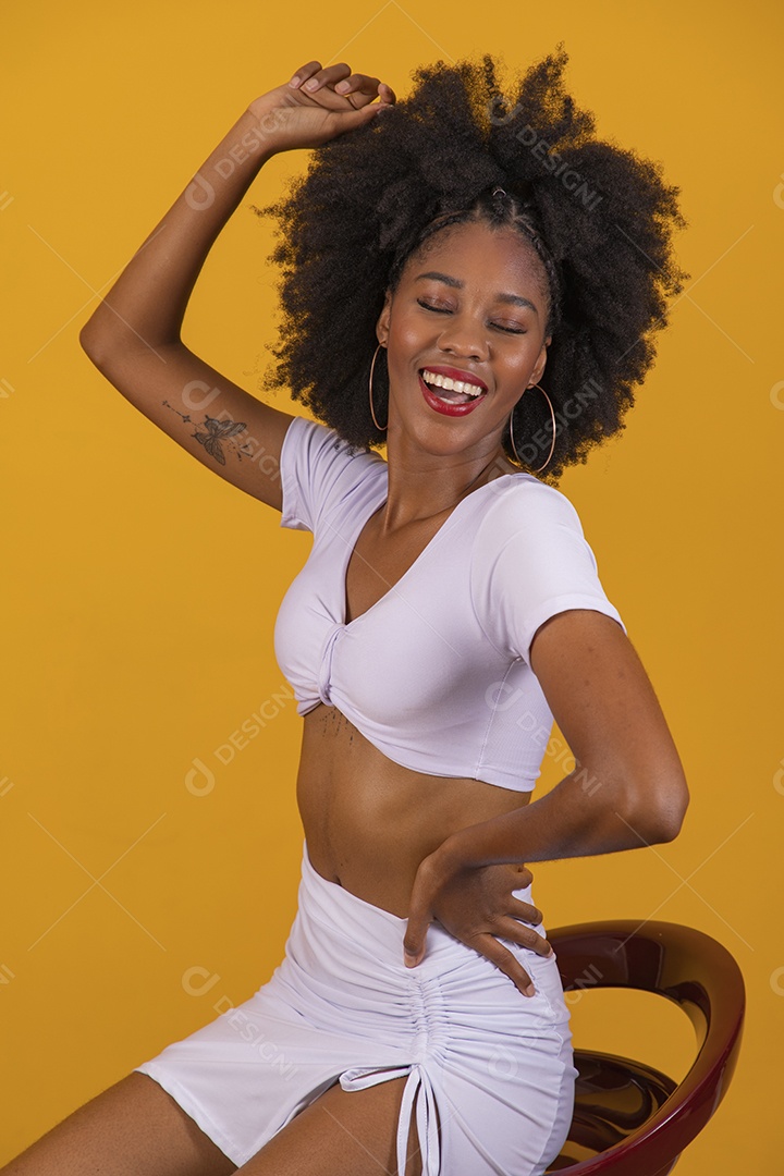 Linda mulher jovem negra cabelo afro cacheado pousando para fotografias