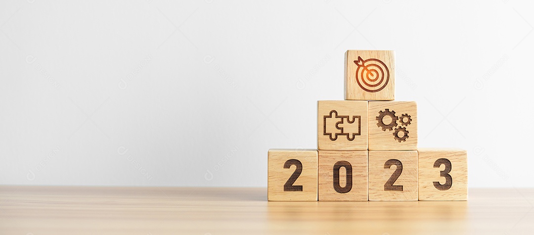 Bloco de madeira 2023 com meta de negócios, plano. Estratégia de ação, alvo