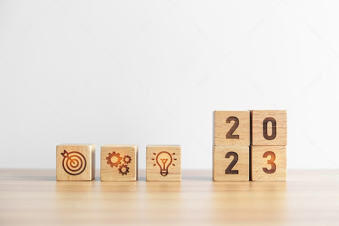 Bloco de madeira 2023 com meta de negócios, plano. Estratégia de ação, alvo