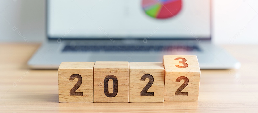 Bloco do ano de 2023 contra o fundo do computador portátil. Meta, Alvo