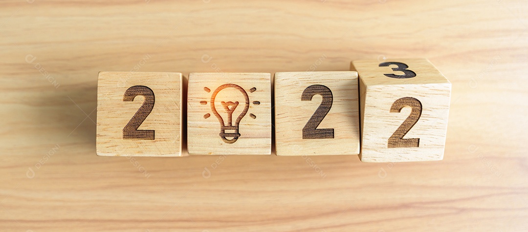 Mude 2022 para 2023 bloco com ícone de lâmpada. Ideia de Negócio