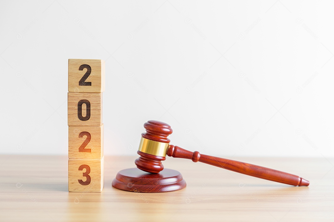 Bloco de 2023 com martelo de juiz na mesa. Lei, advogado, julgamento