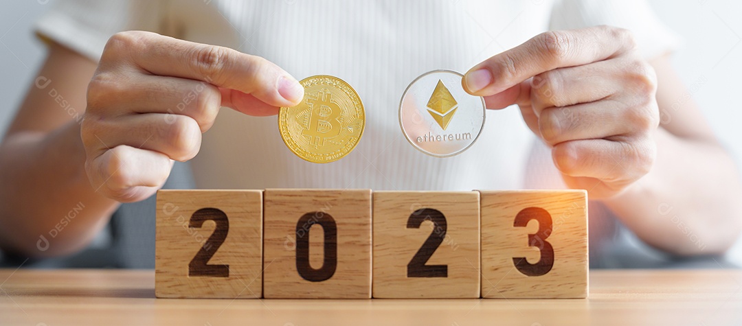 Mão segurando ouro Bitcoin ou BTC e prata Ethereum ou ETH