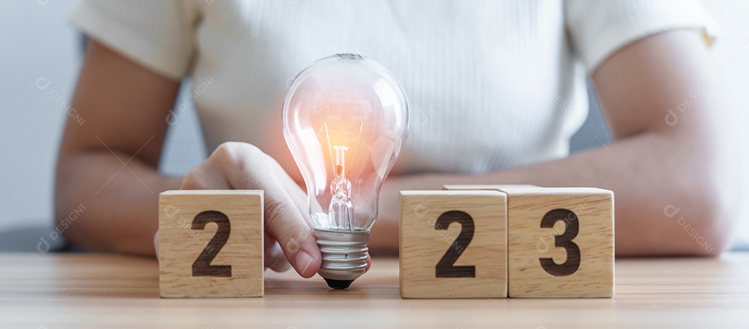 Bloco 2023 com lâmpada. Ideia de negócio, criativo, pensamento