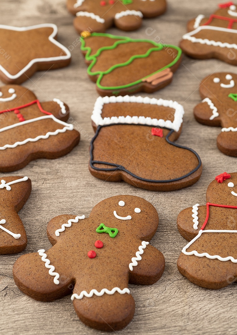 Biscoitos de gengibre de natal tradicionais sobre uma mesa de madeira
