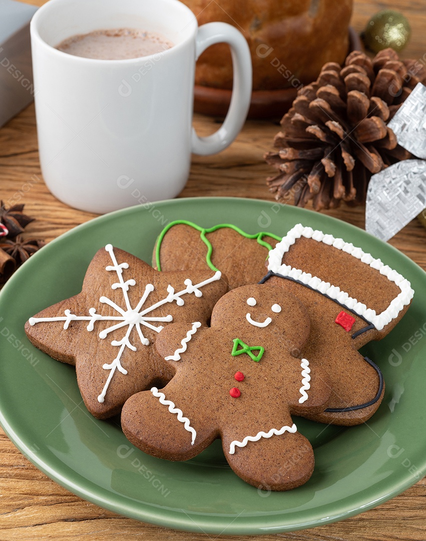 Biscoitos tradicionais de gengibre de natal sobre uma mesa de madeira