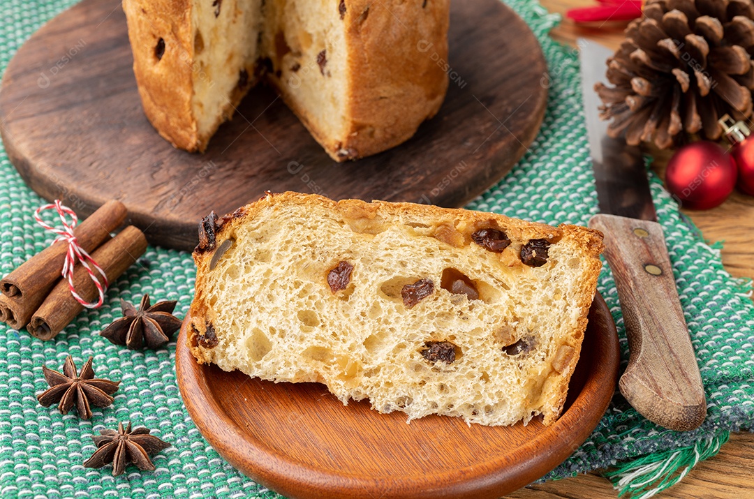 Panetone de bolo de frutas de natal italiano tradicional sobre tábua de madeira.