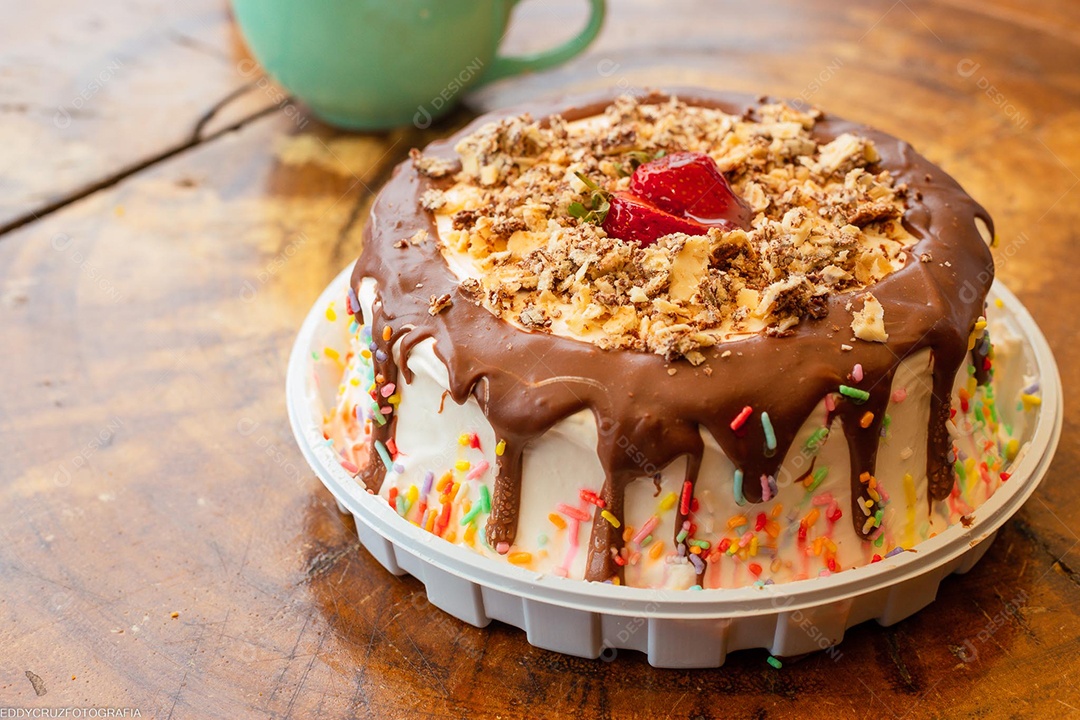 Bolo de chocolate com cobertura e nozes picada