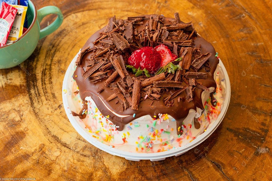 Bolo de chocolate com cobertura e nozes picada