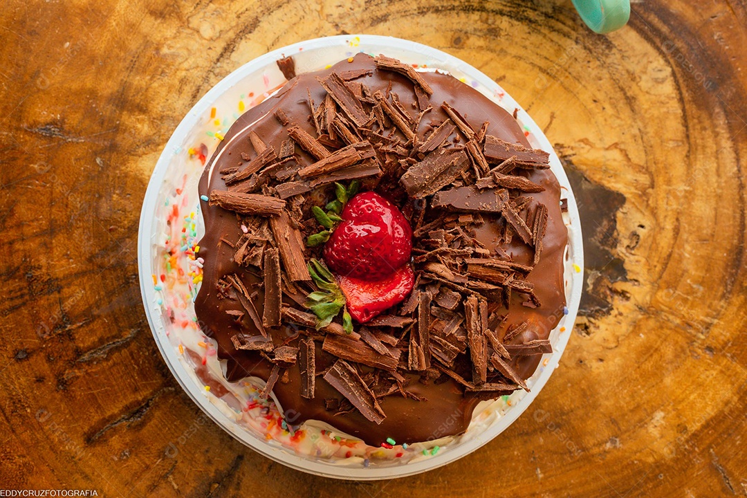 Bolo de chocolate com cobertura e nozes picada