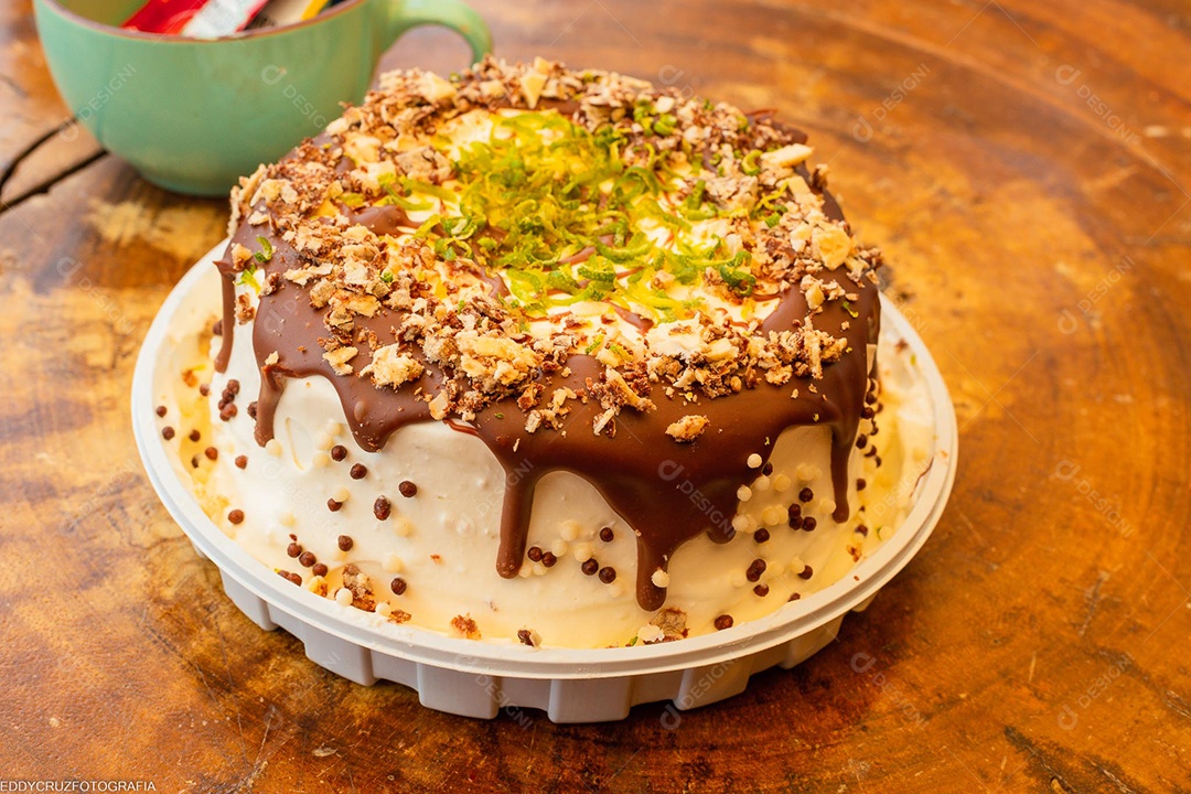 Bolo de chocolate com cobertura e nozes picada