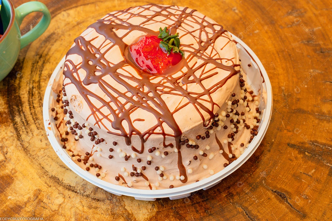 Bolo de chocolate com cobertura e nozes picada