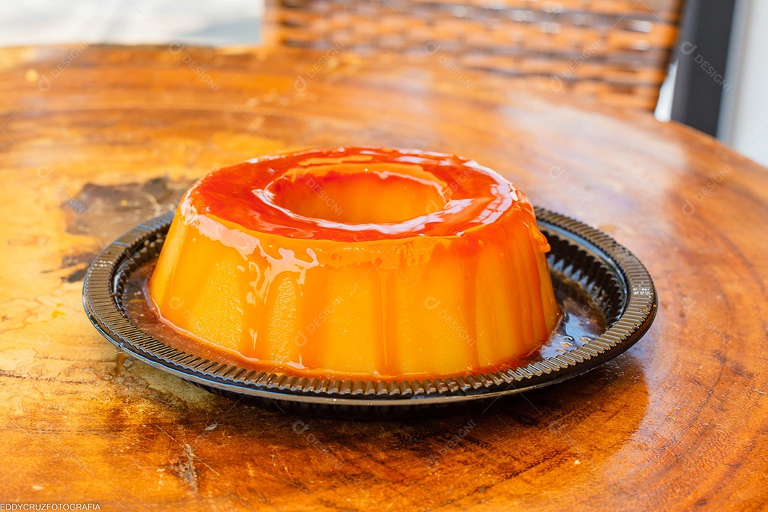 Pudim de leite condensado com calda de caramelo