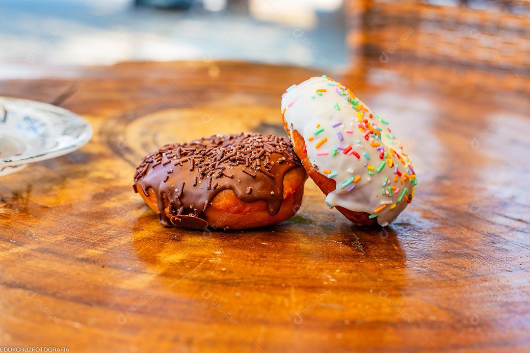 Dois donuts sobre uma mesa de madeira