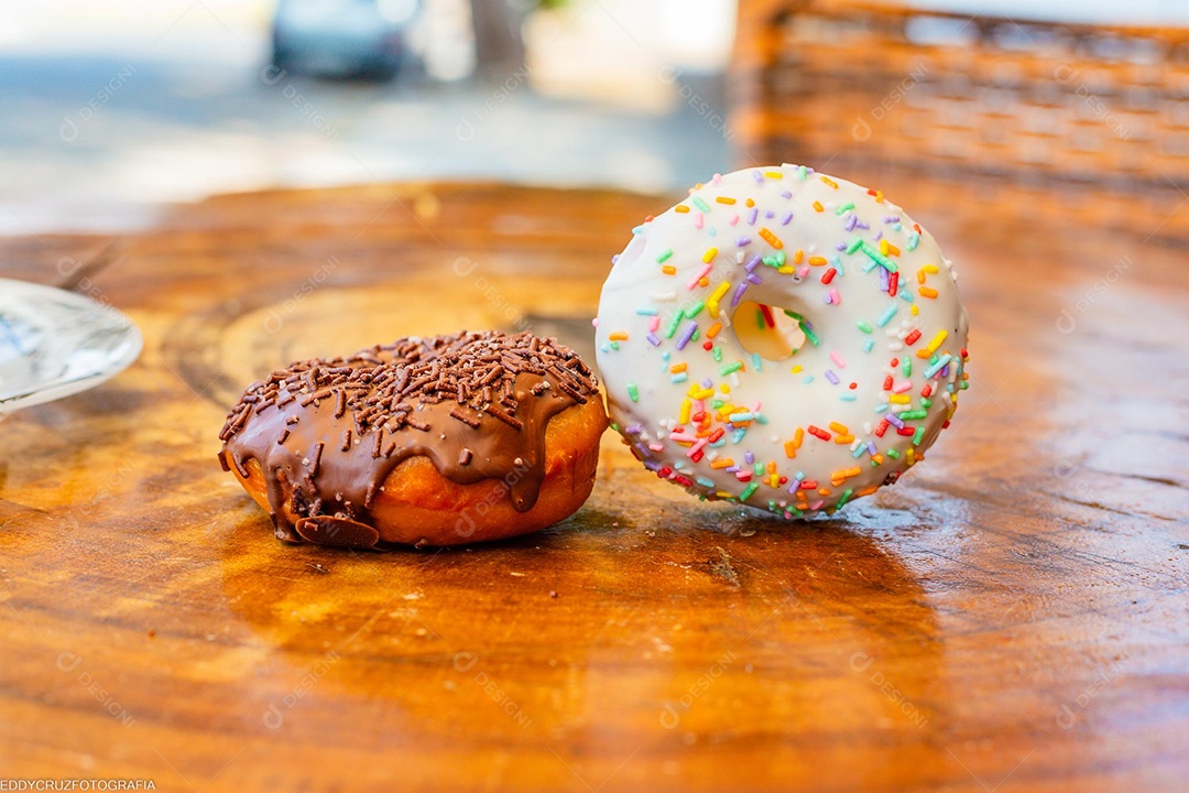Dois donuts sobre uma mesa de madeira