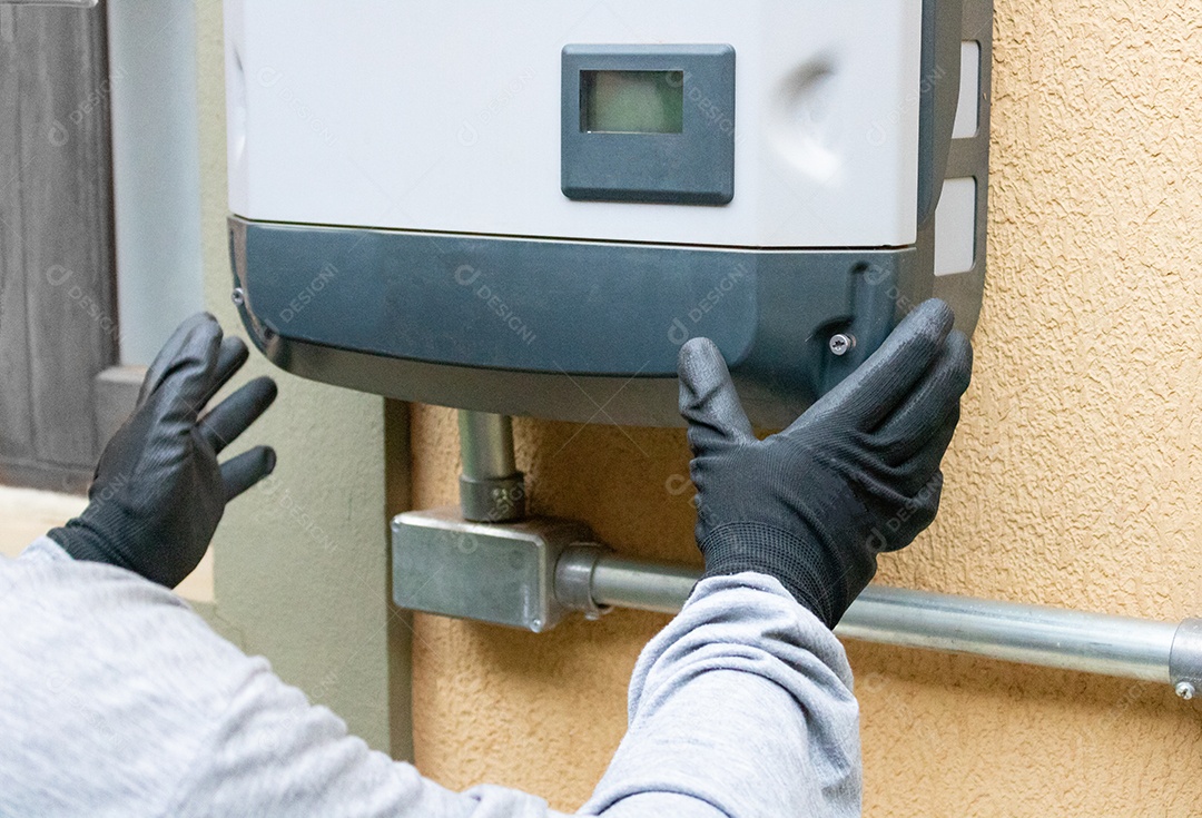 Limpeza e Manutenção de Equipamentos Inversores de Energia Solar. Equipamento de inspeção de limpeza de trabalhador de eletricista.