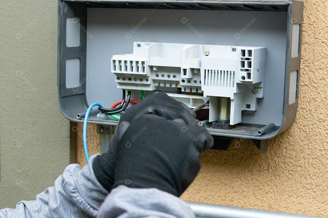 Limpeza e Manutenção de Equipamentos Inversores de Energia Solar. Equipamento de inspeção de limpeza de trabalhador de eletricista.