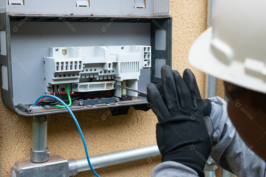 Limpeza e Manutenção de Equipamentos Inversores de Energia Solar. Equipamento de inspeção de limpeza de trabalhador de eletricista.