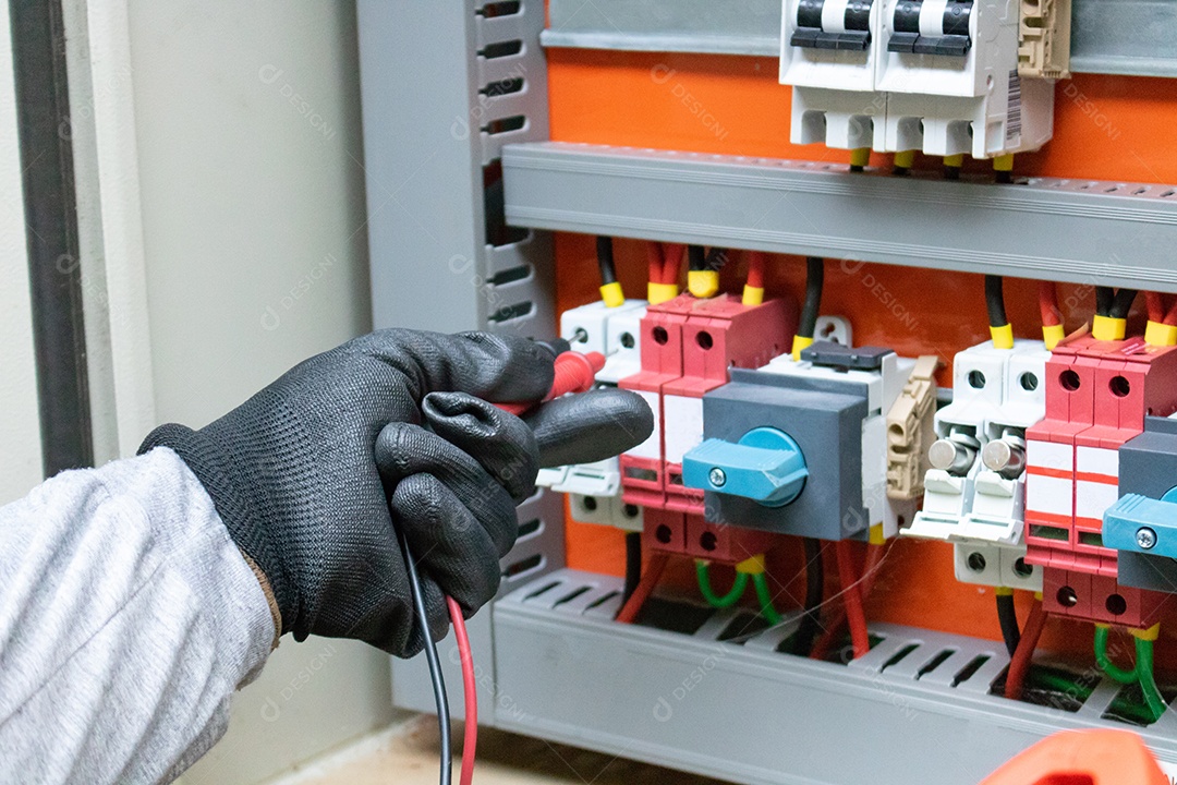 Limpeza e Manutenção de Equipamentos Inversores de Energia Solar. Equipamento de inspeção de limpeza de trabalhador de eletricista.