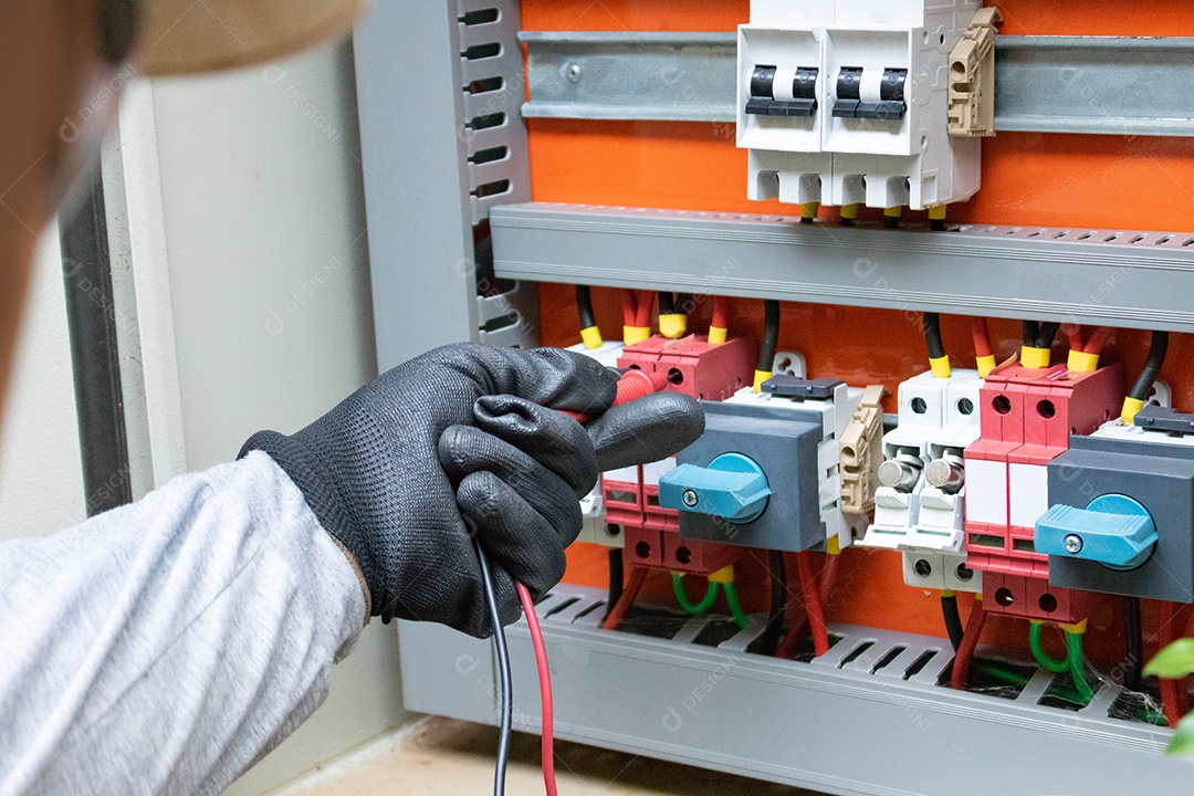 Limpeza e Manutenção de Equipamentos Inversores de Energia Solar. Equipamento de inspeção de limpeza de trabalhador de eletricista.