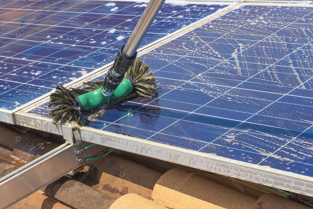 Trabalhador solar limpando painéis fotovoltaicos com pincel e água. Limpeza fotovoltaica, antes e depois. Espaço para texto.