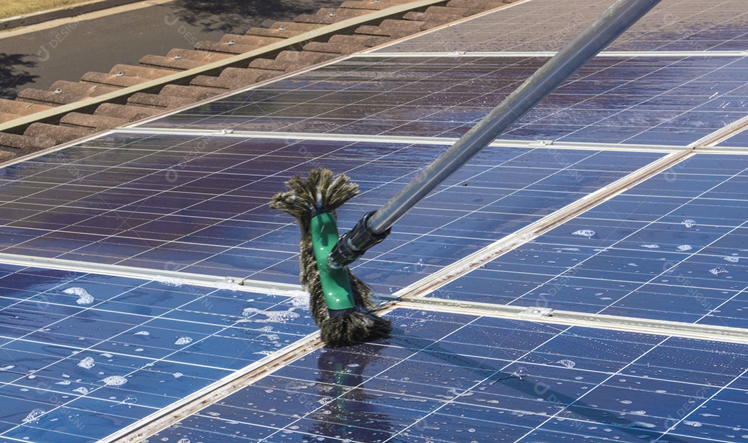 Trabalhador solar limpando painéis fotovoltaicos com pincel e água. Limpeza fotovoltaica, antes e depois. Espaço para texto.