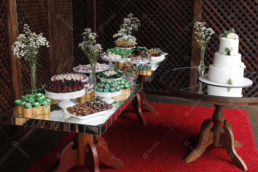Mesa de festa de aniversario doces comida sobre uma mesa