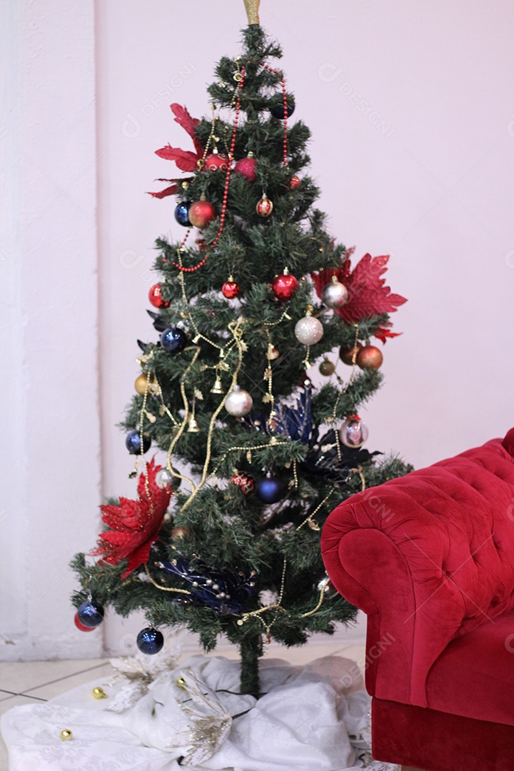 Arvore de natal sobre uma casa