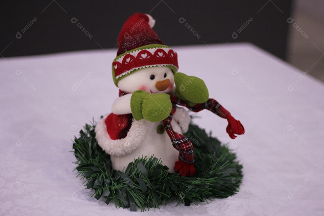 Boneco de neve sobre uma mesa branca