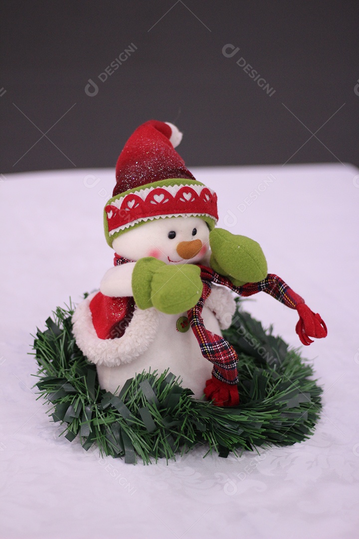 Boneco de neve sobre uma mesa branca