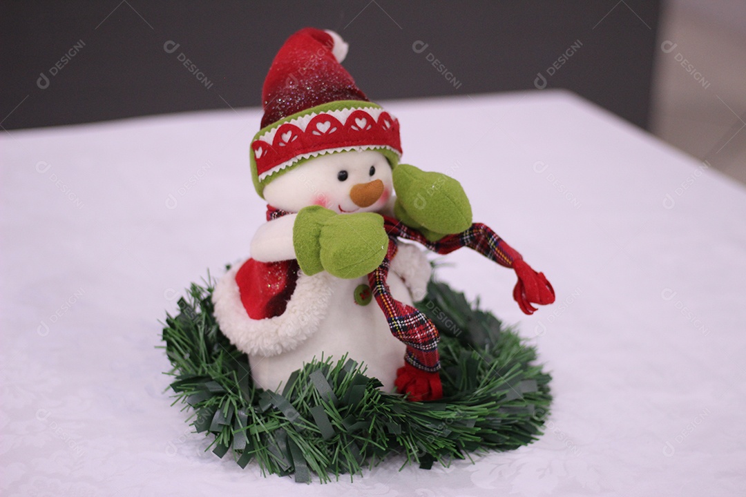 Boneco de neve sobre uma mesa branca