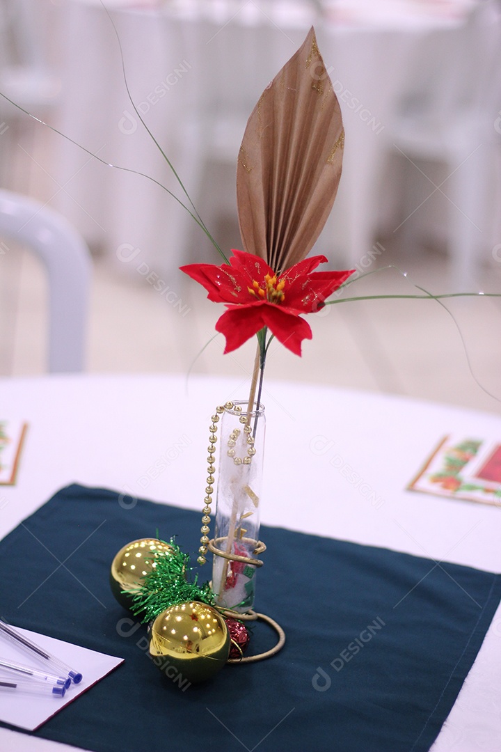 Mesa de festa de aniversario doces comida sobre uma mesa