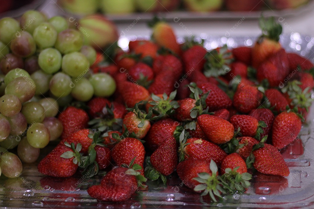 Frutas morango sobre uma mesa