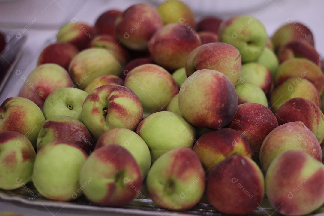 Maçãs frutas sobre uma mesa