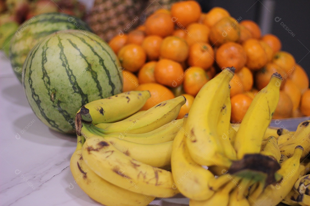 Mesa de frutas sobre uma mesa ceia