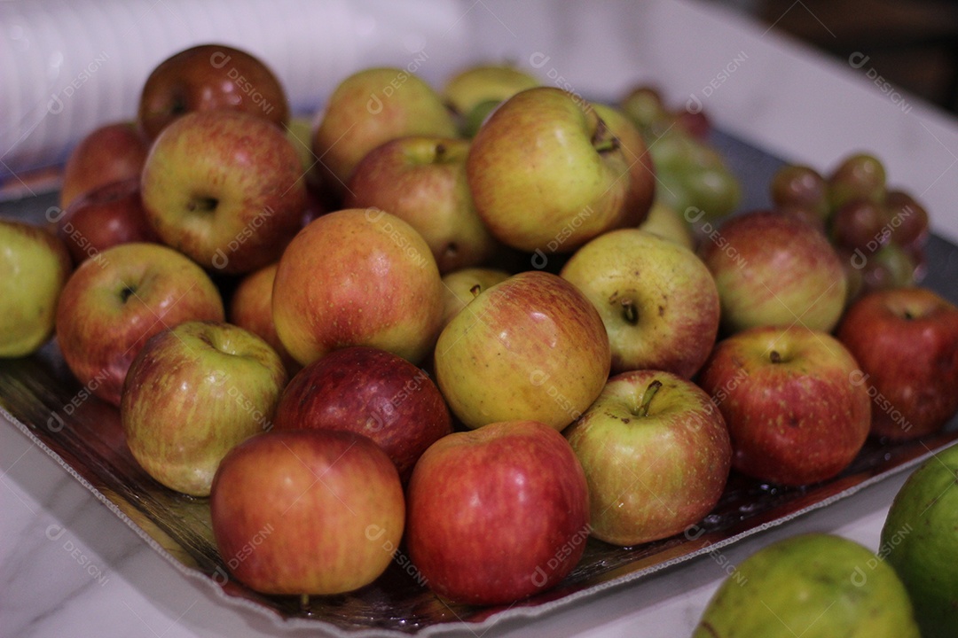 Maçãs frutas sobre uma mesa