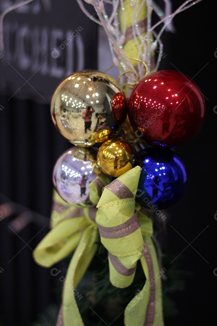 Decoração de Natal, duas mini casinhas de madeira e uma grande bola vermelha.