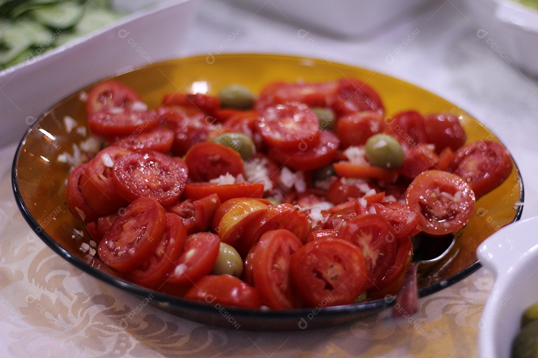 Tomate temperados sobre um prato