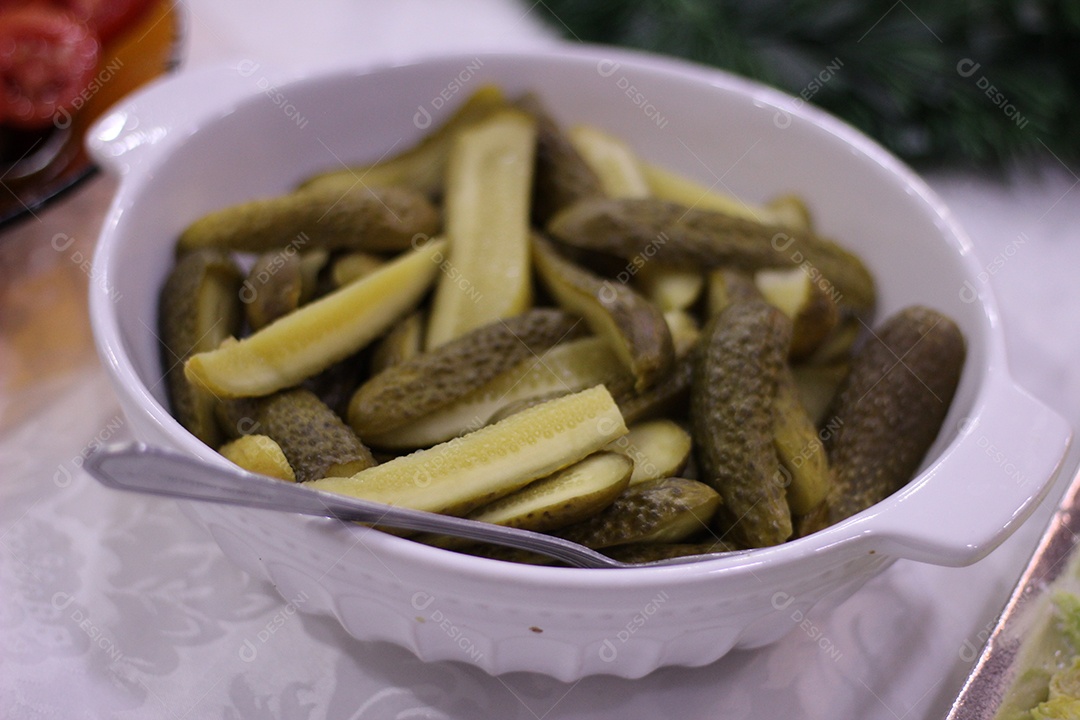 Picles Pepino sobre uma tigela branca