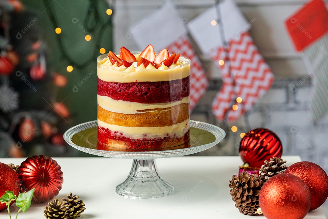 Bolo confeitado de Natal sobre tigela Feliz Natal