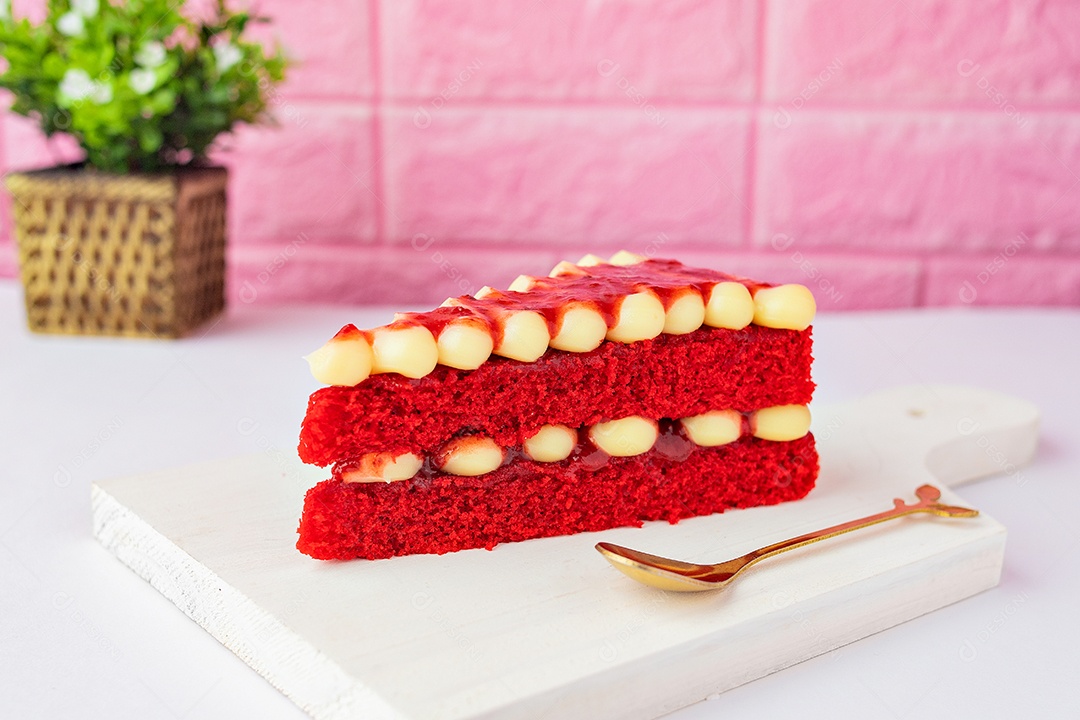 Prato de porcelana fatia de bolo confeitado