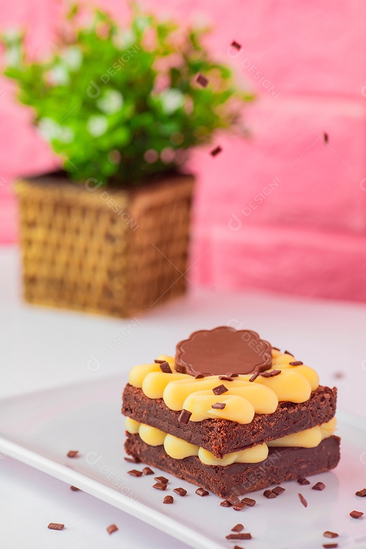 Prato de porcelana fatia de bolo confeitado