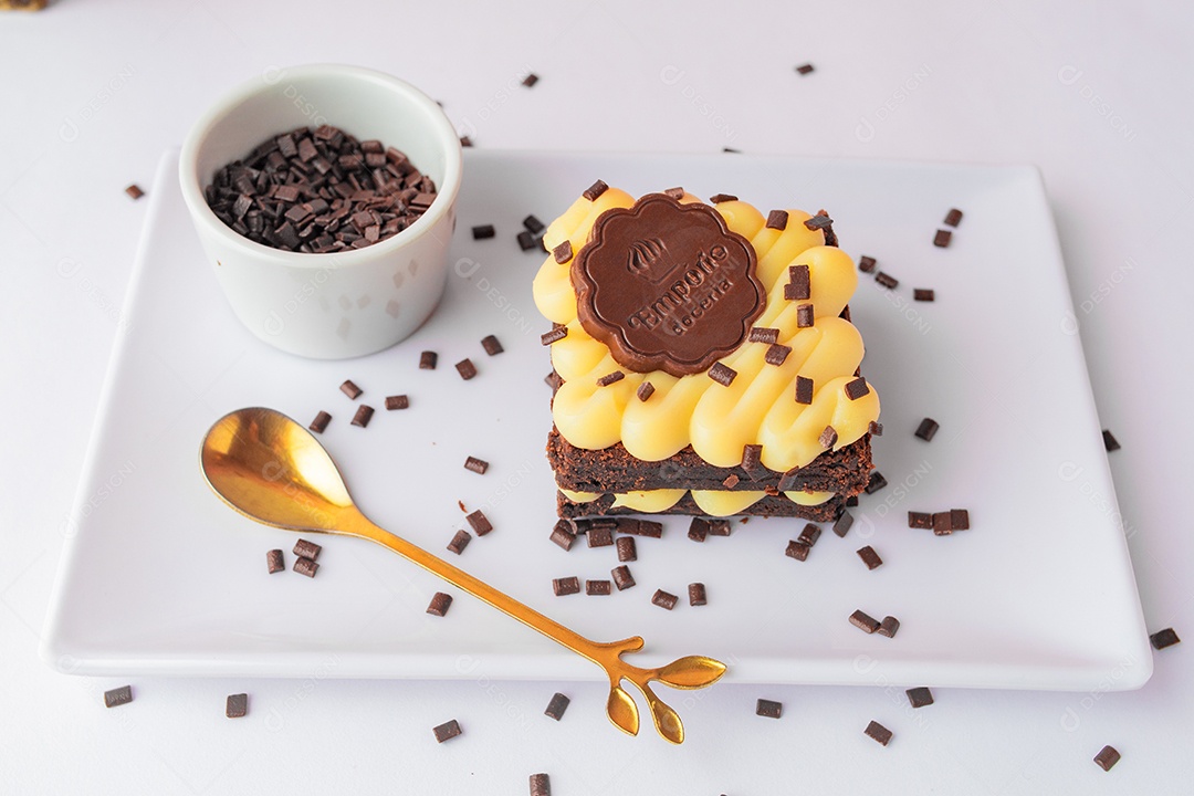 Prato de porcelana fatia de bolo confeitado